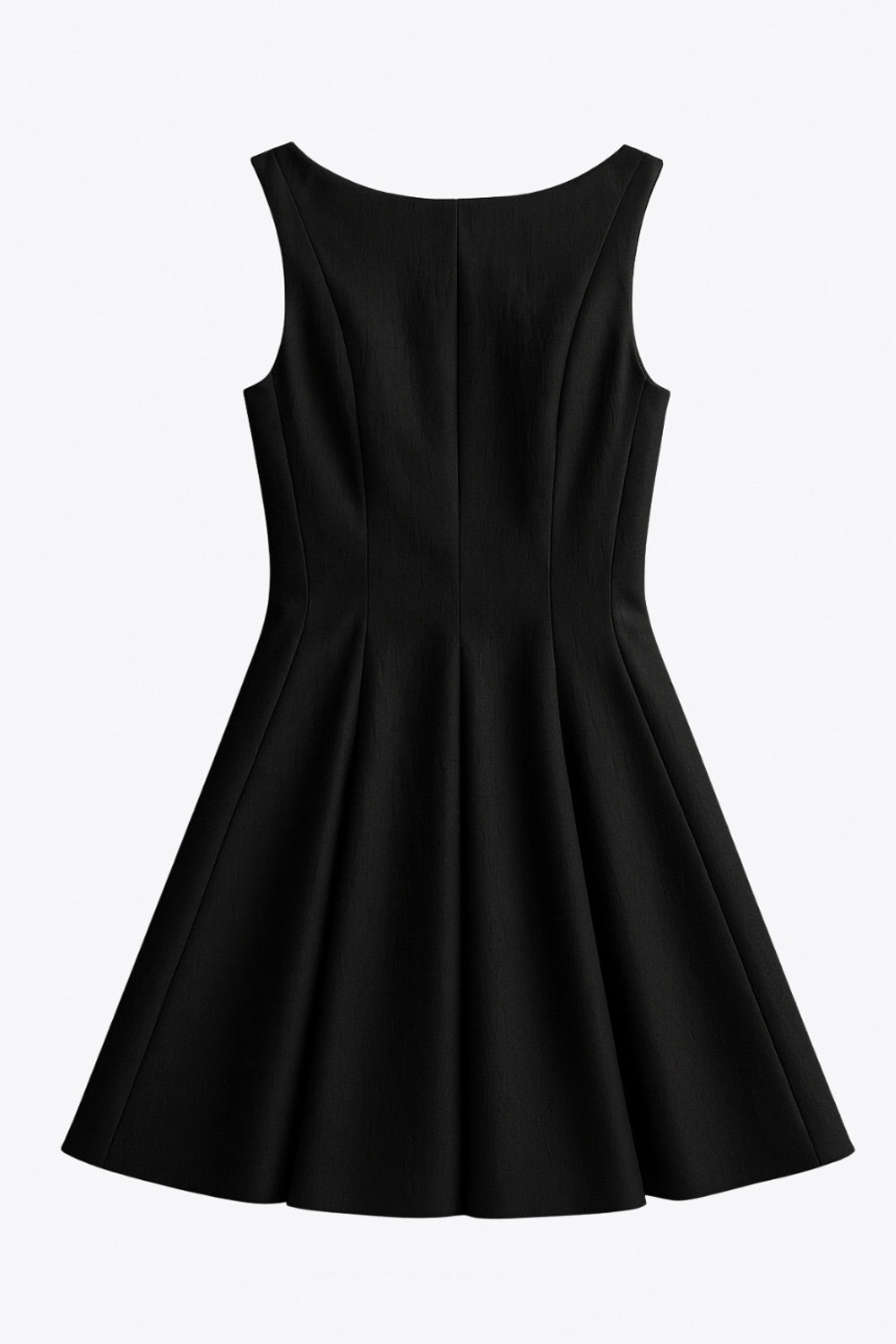 Vestido corto de cuello barco, sin mangas, cortes frontales, escote en espalda y corte en a con olanes en bajo.