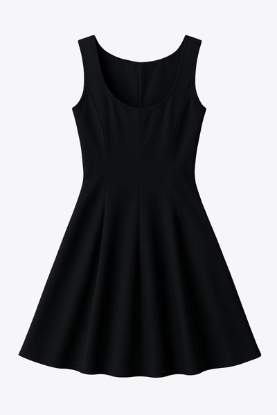 Vestido corto de cuello barco, sin mangas, cortes frontales, escote en espalda y corte en a con olanes en bajo.