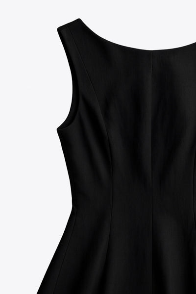 Vestido corto de cuello barco, sin mangas, cortes frontales, escote en espalda y corte en a con olanes en bajo.