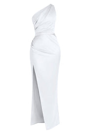 Maxi vestido satinado de fit ajustado, asimétrico de un hombro, escote diagonal, plisados en costados y abertura lateral en bajo. Cierre lateral con cremallera oculta.