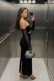 Vestido largo strapless, de fit ajustado, escote recto, cut out decorativo frontal y cierre posterior con cremallera visible en contraste. Detalle de abertura posterior en bajo y mangas decorativas de mesh en contraste.