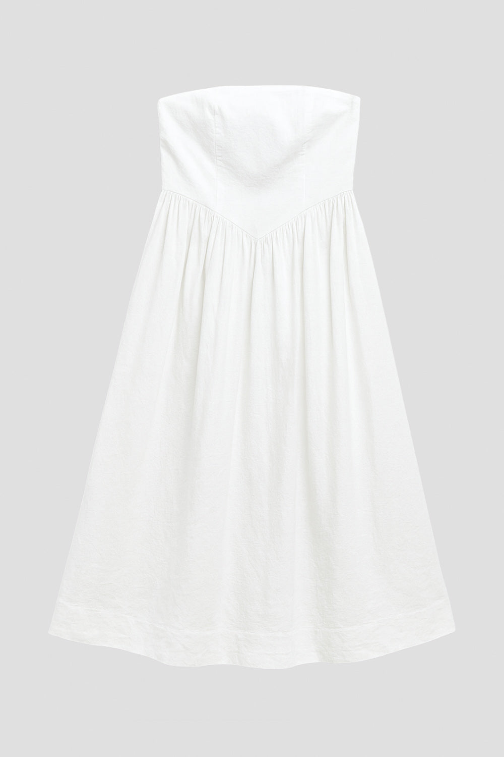Vestido midi strapless de escote recto, fit ajustado, detalle v frontal en cintura con plisados, corte en a y cierre lateral con cremallera oculta.