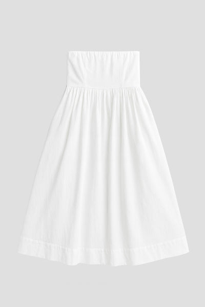 Vestido midi strapless de escote recto, fit ajustado, detalle v frontal en cintura con plisados, corte en a y cierre lateral con cremallera oculta.