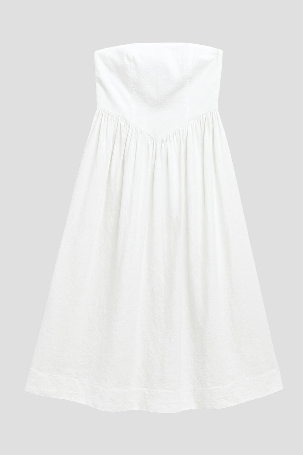 Vestido midi strapless de escote recto, fit ajustado, detalle v frontal en cintura con plisados, corte en a y cierre lateral con cremallera oculta.