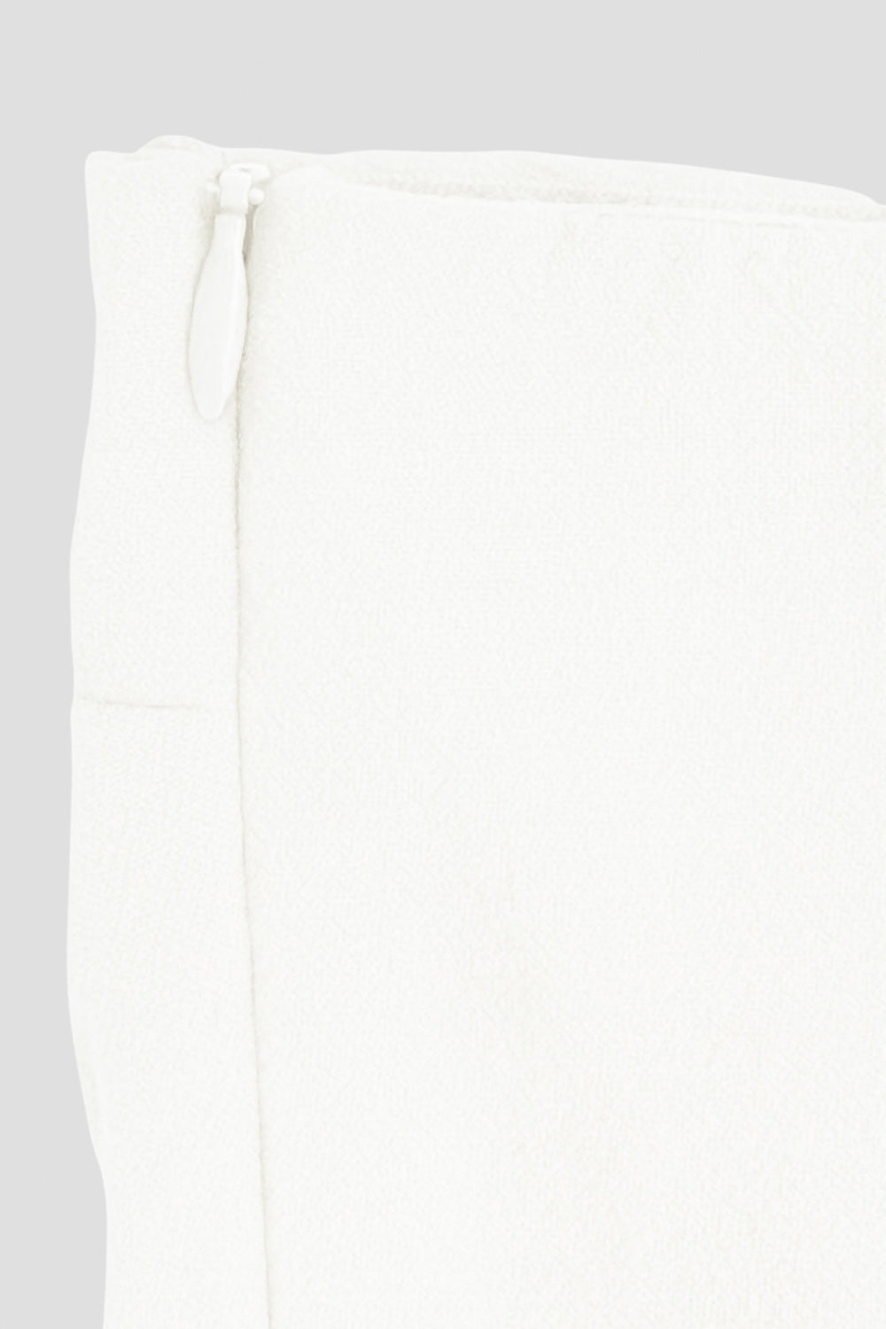 Vestido midi strapless de escote recto, fit ajustado, detalle v frontal en cintura con plisados, corte en a y cierre lateral con cremallera oculta.