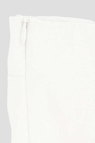 Vestido midi strapless de escote recto, fit ajustado, detalle v frontal en cintura con plisados, corte en a y cierre lateral con cremallera oculta.