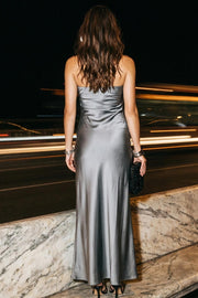 Vestido largo satinado fit ajustado, strapless y escote recto.