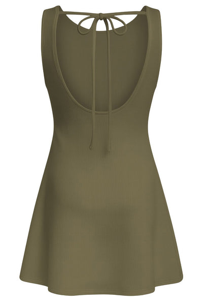 Vestido corto canalé de fit recto, sin mangas, cuello barco y escote en espalda con lazo amarrable posterior.