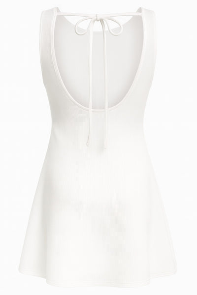 Vestido corto canalé de fit recto, sin mangas, cuello barco y escote en espalda con lazo amarrable posterior.