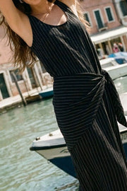 Vestido largo de fit fluido, estampado rayas, sin mangas, escote redondo, detalle decorativo de pañuelo con encaje en cadera.