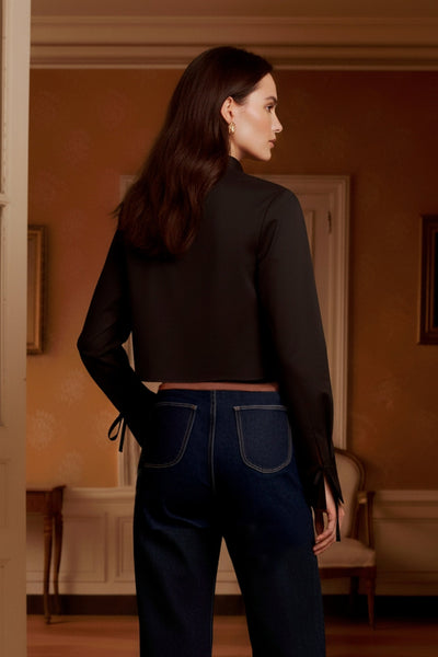 Camisa corta de fit recto, manga larga con puño y lazado decorativo, cuello mao y cierre frontal con lazado amarrable.