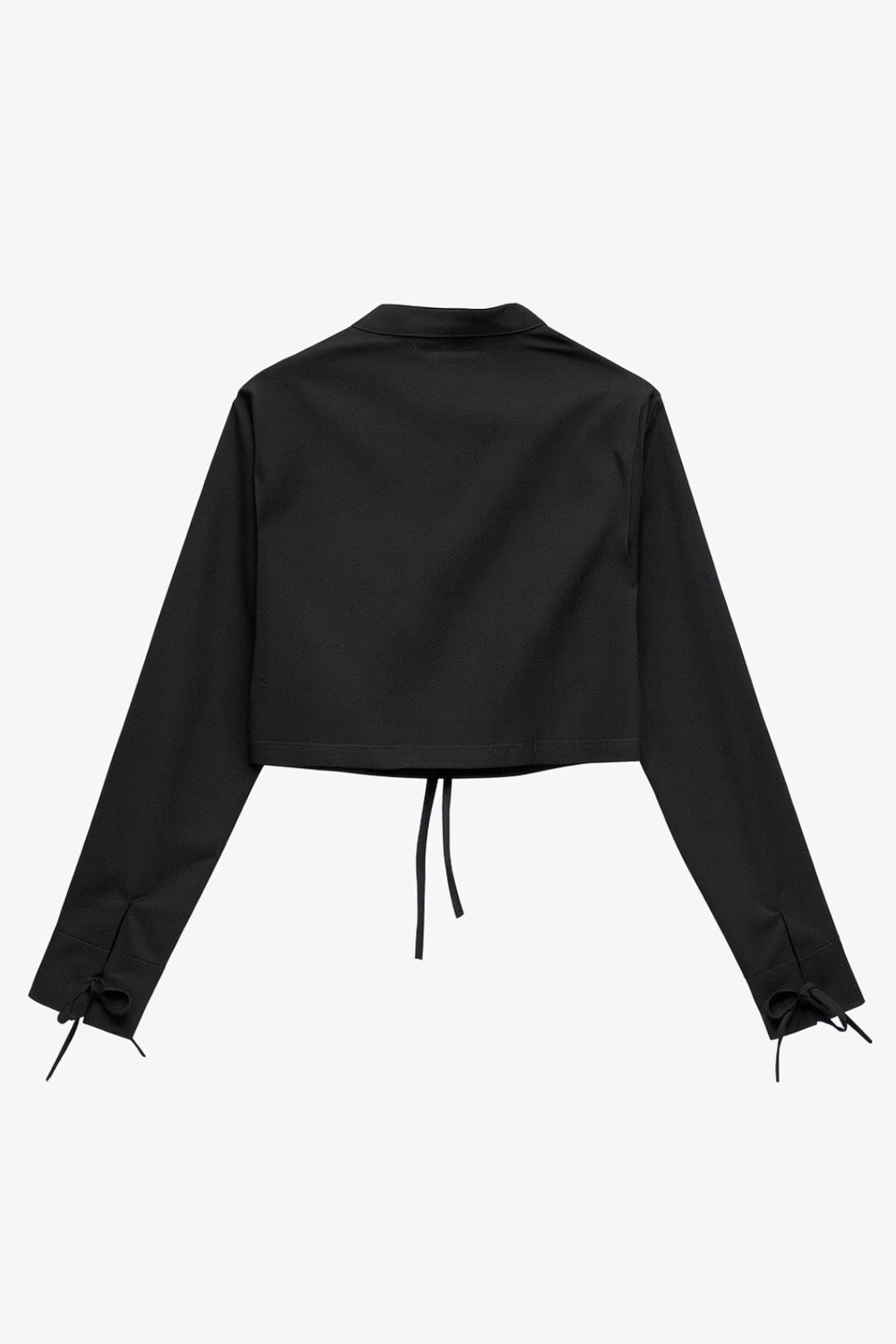 Camisa corta de fit recto, manga larga con puño y lazado decorativo, cuello mao y cierre frontal con lazado amarrable.