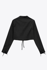 Camisa corta de fit recto, manga larga con puño y lazado decorativo, cuello mao y cierre frontal con lazado amarrable.
