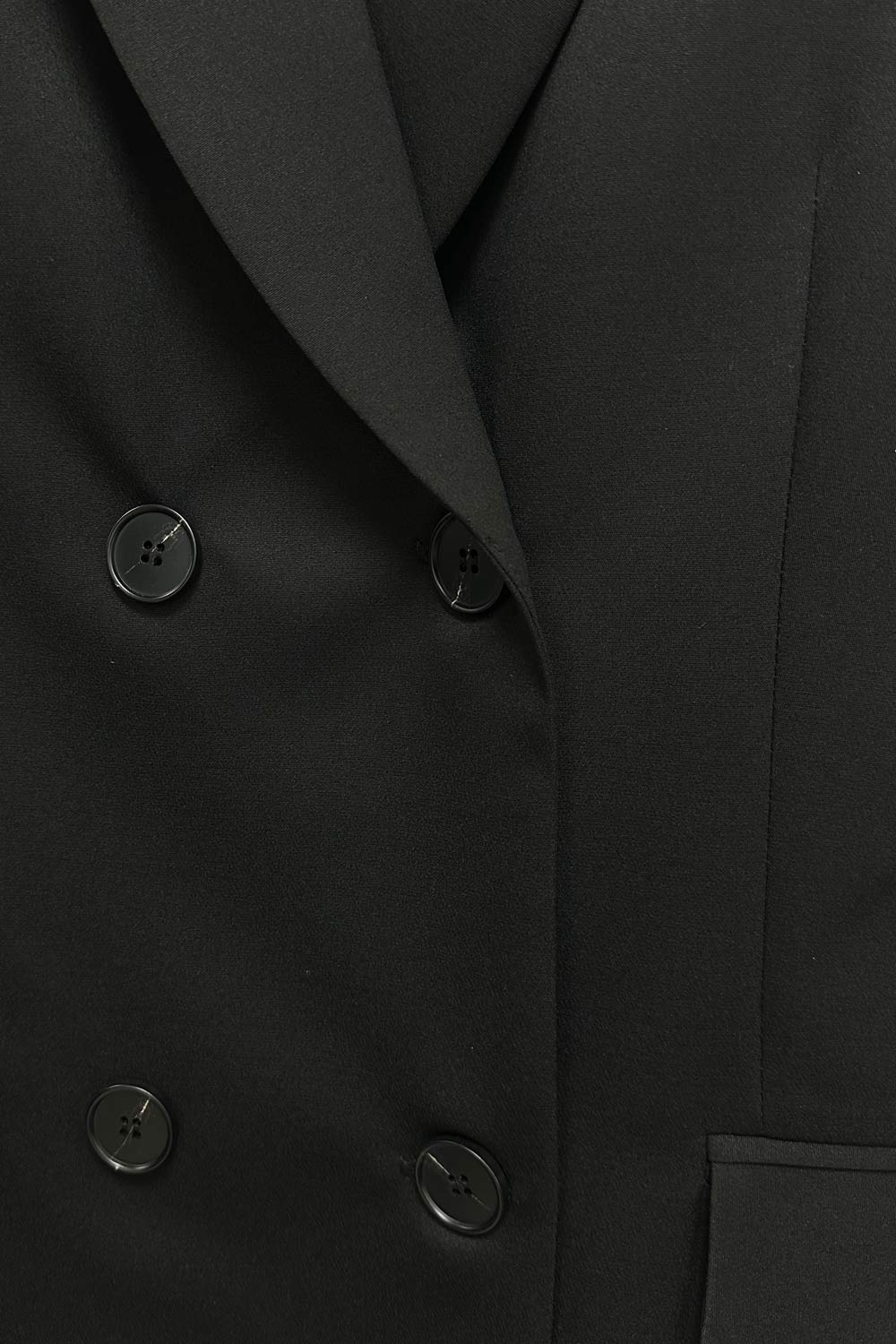 Vestido blazer corto cruzado de corte en a, manga larga, con hombreras y solapa. Cruce frontal con doble botón en contraste, bolsillos delanteros con cartera, trabillas y cinturón amarrable del mismo tejido.