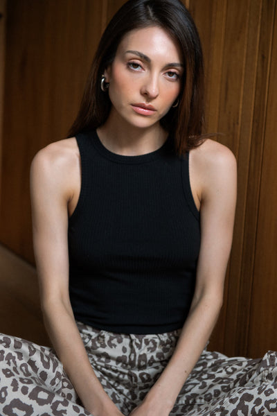 Tank top canalé de fit ajustado, sin mangas, cuello redondo y rib en bordes.