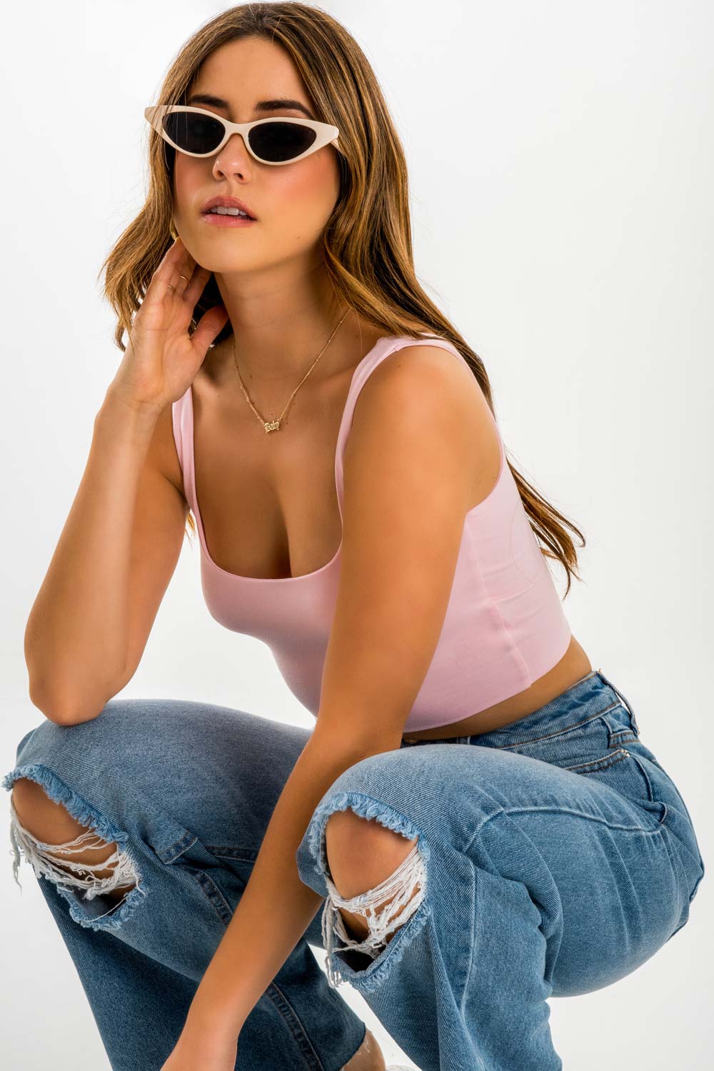 Crop top de tirantes, cuello redondo y fit ajustado.