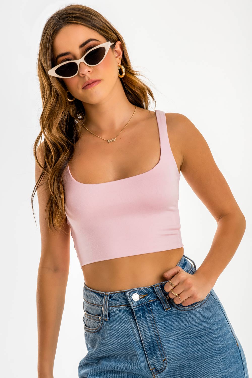 Crop top de tirantes, cuello redondo y fit ajustado.