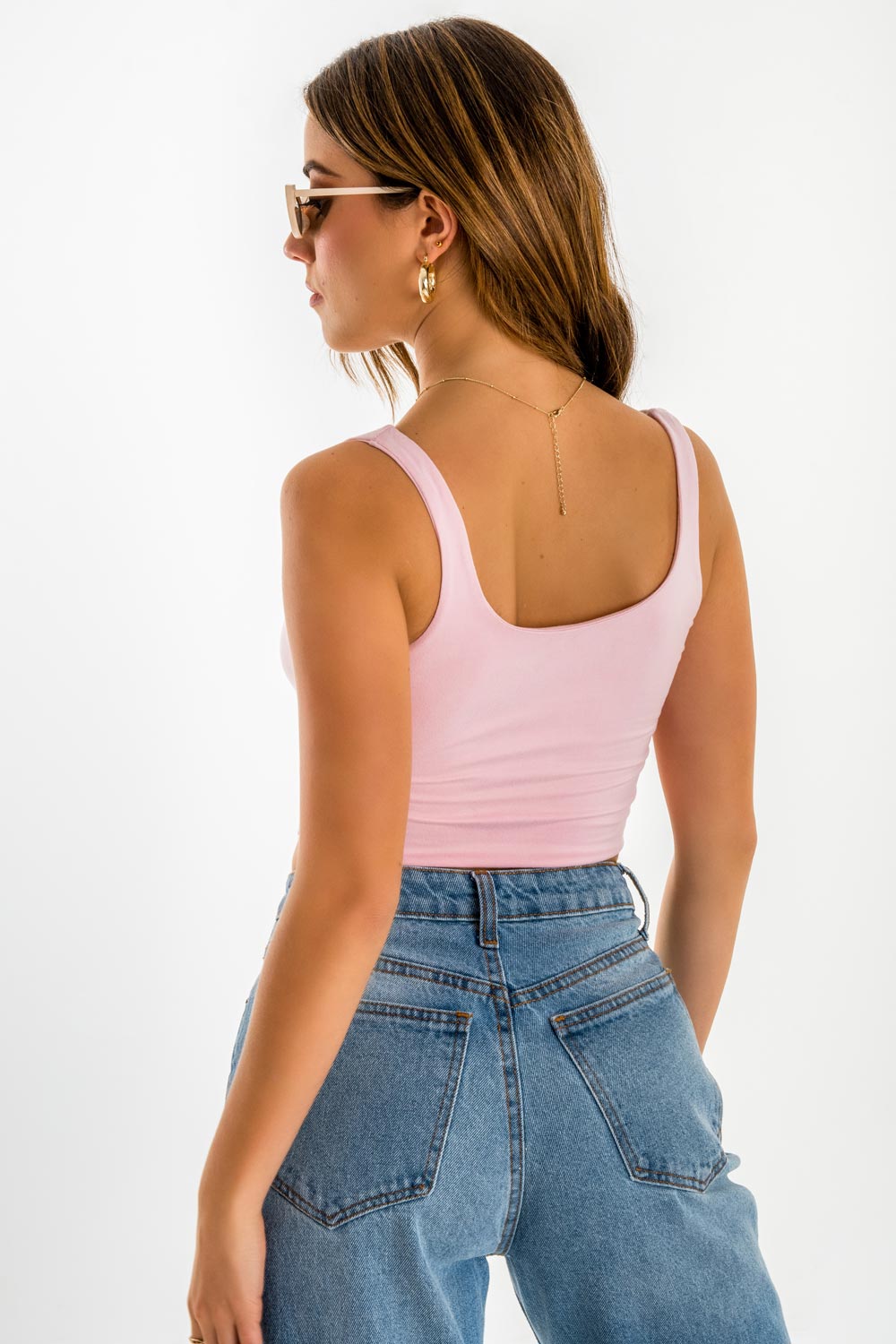 Crop top de tirantes, cuello redondo y fit ajustado.