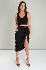 Falda midi drapeada con abertura frontal