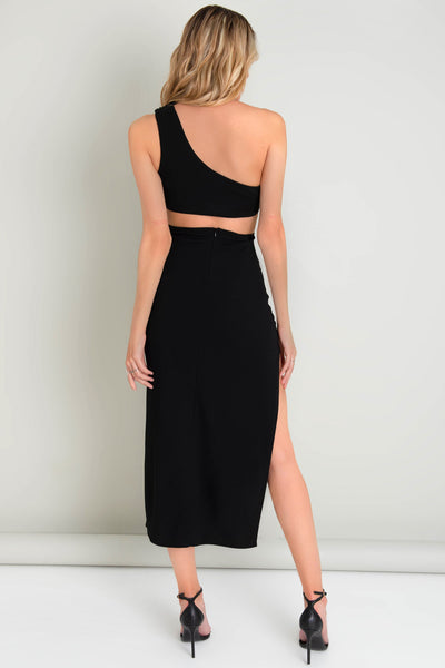 Vestido midi asimétrico de un hombro, fit ajustado, escote diagonal, sin mangas, plisado en costados, abertura lateral en bajo y cut out en espalda. Cierre posterior con cremallera oculta.