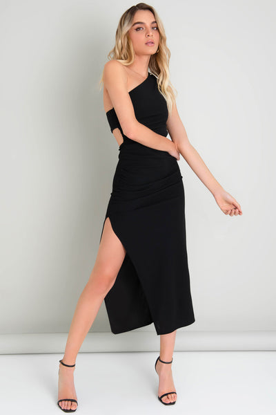 Vestido midi asimétrico de un hombro, fit ajustado, escote diagonal, sin mangas, plisado en costados, abertura lateral en bajo y cut out en espalda. Cierre posterior con cremallera oculta.
