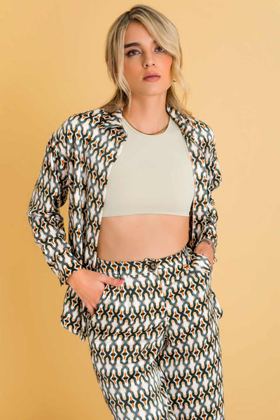 Camisa estampada de fit ligeramente oversized, cuello camisero, manga larga con puño abotonado, bajo curveado y cierre frontal con hilera de botones.